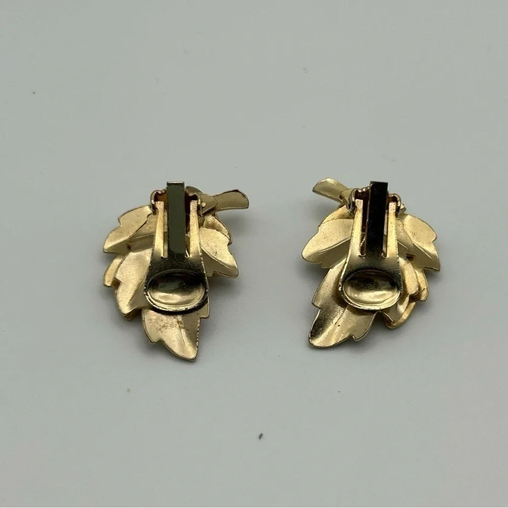 Vintage Textured Gold Tone Grape Leaves Clip On Earrings Nature Trees